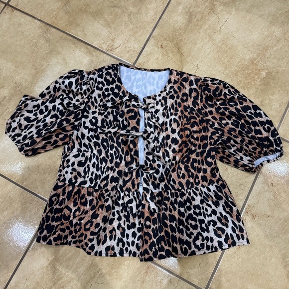 Beautiful Animal print blouse ❤️ - Picture 2 of 9